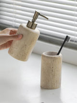 Wabi-Sabi Luxus Badezimmer-Set – Keramik & Travertin | Seifenspender, Mundspülbecher, Zahnputzbecher & Seifenschale