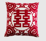 Dekorativer Roter Hochzeits-Kissenbezug – Luxuriöse Stickerei mit Glückssymbol