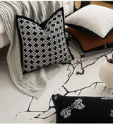 LuxePapillon Minimalistischer Schmetterling Jacquard Kissenbezug – Schwarz-Weiß Eleganz