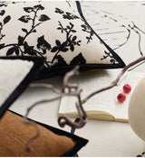 LuxePapillon Minimalistischer Schmetterling Jacquard Kissenbezug – Schwarz-Weiß Eleganz