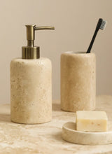 Wabi-Sabi Luxus Badezimmer-Set – Keramik & Travertin | Seifenspender, Mundspülbecher, Zahnputzbecher & Seifenschale
