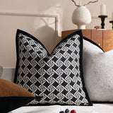 LuxePapillon Minimalistischer Schmetterling Jacquard Kissenbezug – Schwarz-Weiß Eleganz