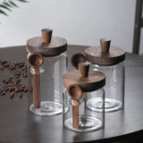 Gläserne Vorratsdosen mit Holzdeckel und Löffel